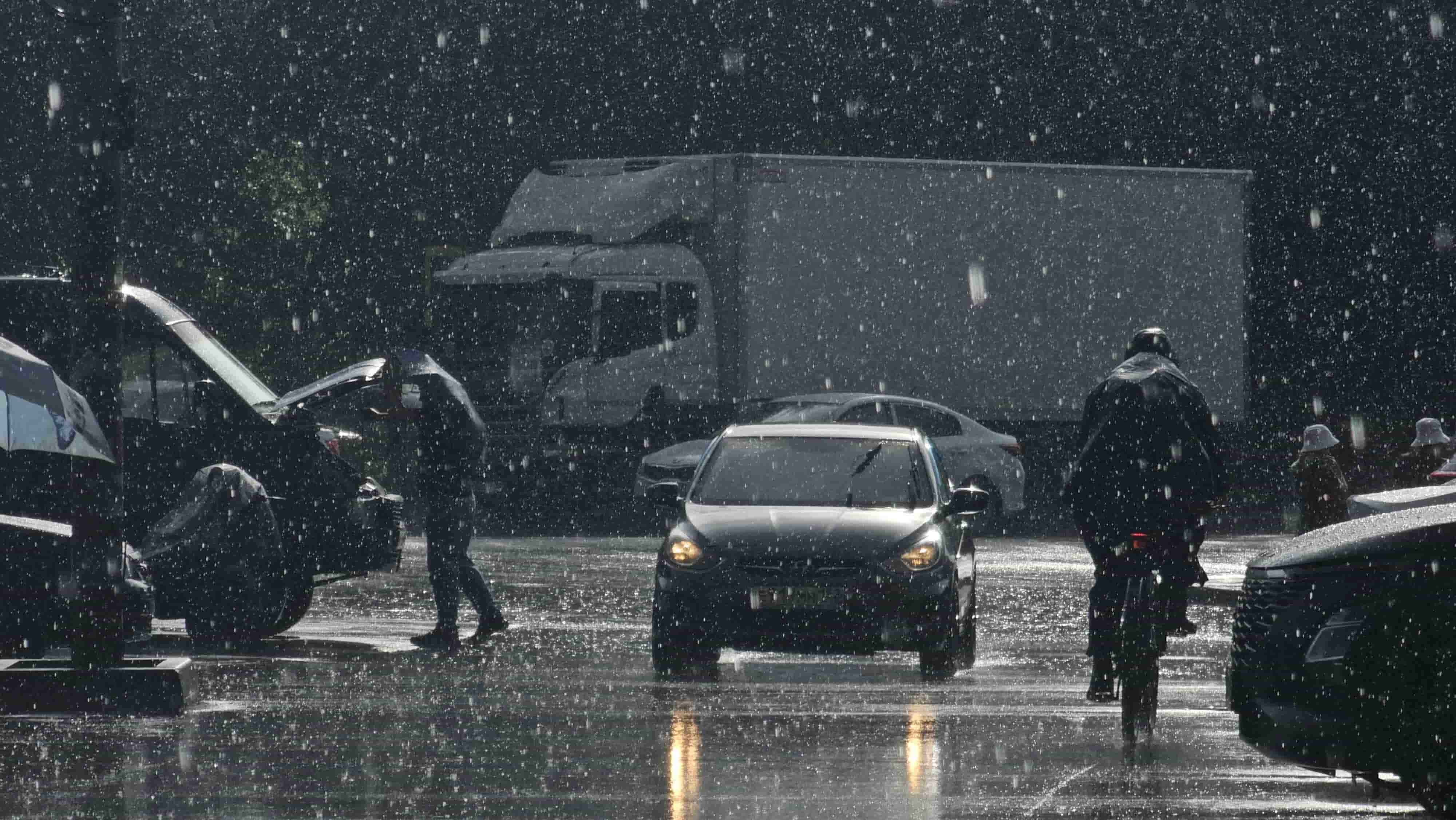 Primeras lluvias del otoño: por qué ensucian tanto el coche